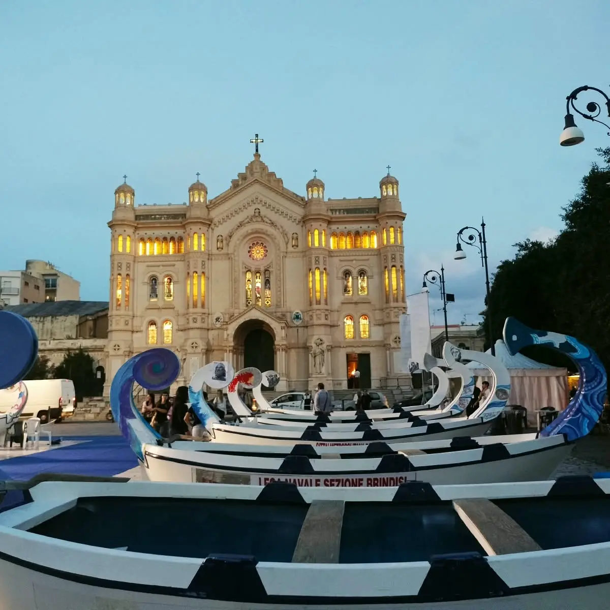La\u00A0Regata del Mediterraneo illumina lo Stretto: per la prima volta le imbarcazioni gareggeranno in notturna tra arte e tradizione\n