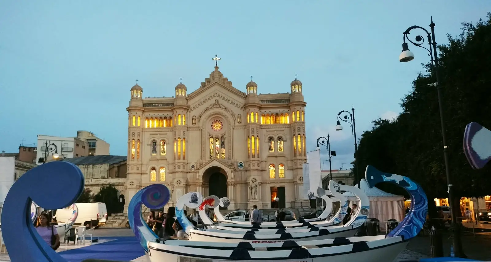 La\u00A0Regata del Mediterraneo illumina lo Stretto: per la prima volta le imbarcazioni gareggeranno in notturna tra arte e tradizione\n