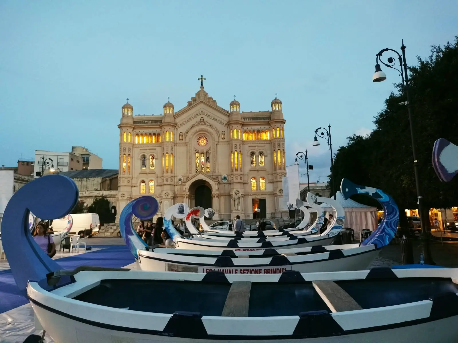 La\u00A0Regata del Mediterraneo illumina lo Stretto: per la prima volta le imbarcazioni gareggeranno in notturna tra arte e tradizione\n