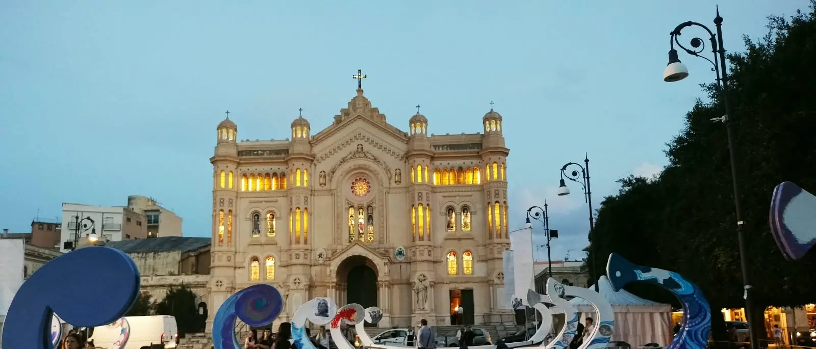 La\u00A0Regata del Mediterraneo illumina lo Stretto: per la prima volta le imbarcazioni gareggeranno in notturna tra arte e tradizione\n