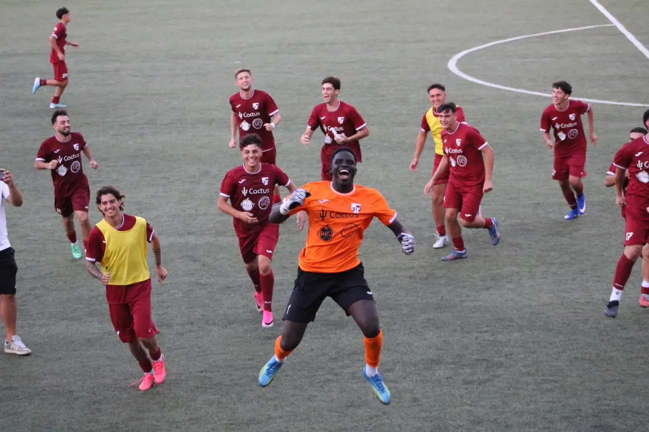 Coppa Italia Dilettanti, il Locri piega la Bovalinese ai rigori dopo una battaglia infinita: Gueye decisivo, il Macrì esplode di gioia\n