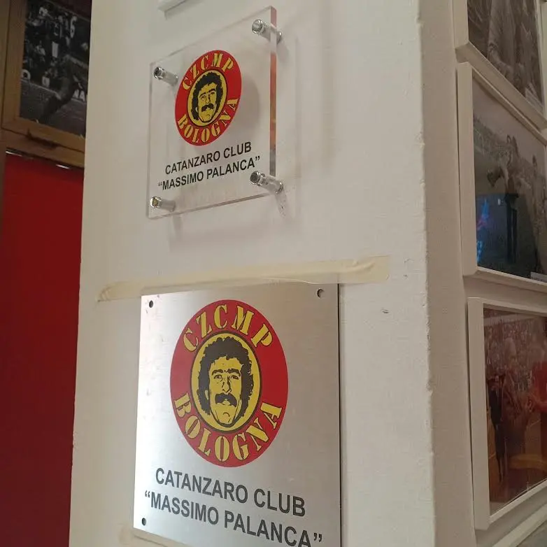 <p>Sabato si inaugura a Bologna <span style=\"color:hsl(0, 75%, 60%);\">la nuova sede</span> del “Catanzaro Club M. Palanca”</p>