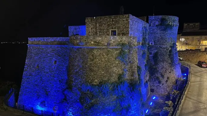 <p>Il Castello di Pizzo illuminato di blu</p>\\n