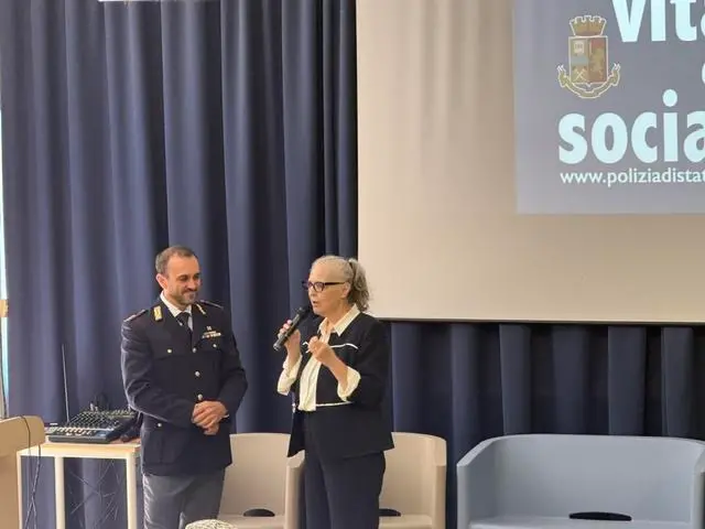 Cyberbullismo e violenza online, oltre 200 studenti incontrano la Polizia Postale a Castrolibero\n