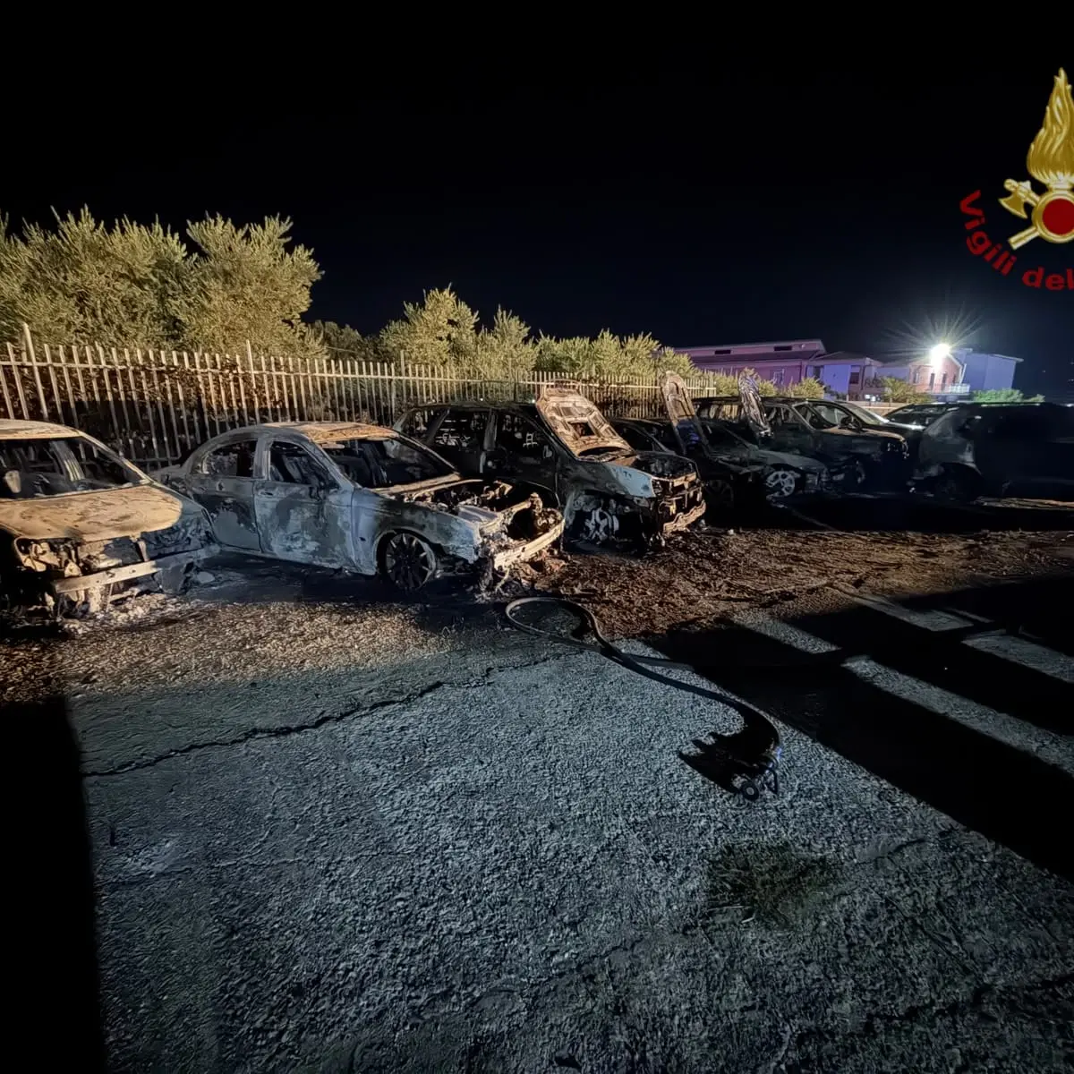 Fiamme nel piazzale di una concessionaria a Tarsia: distrutte dieci auto\n