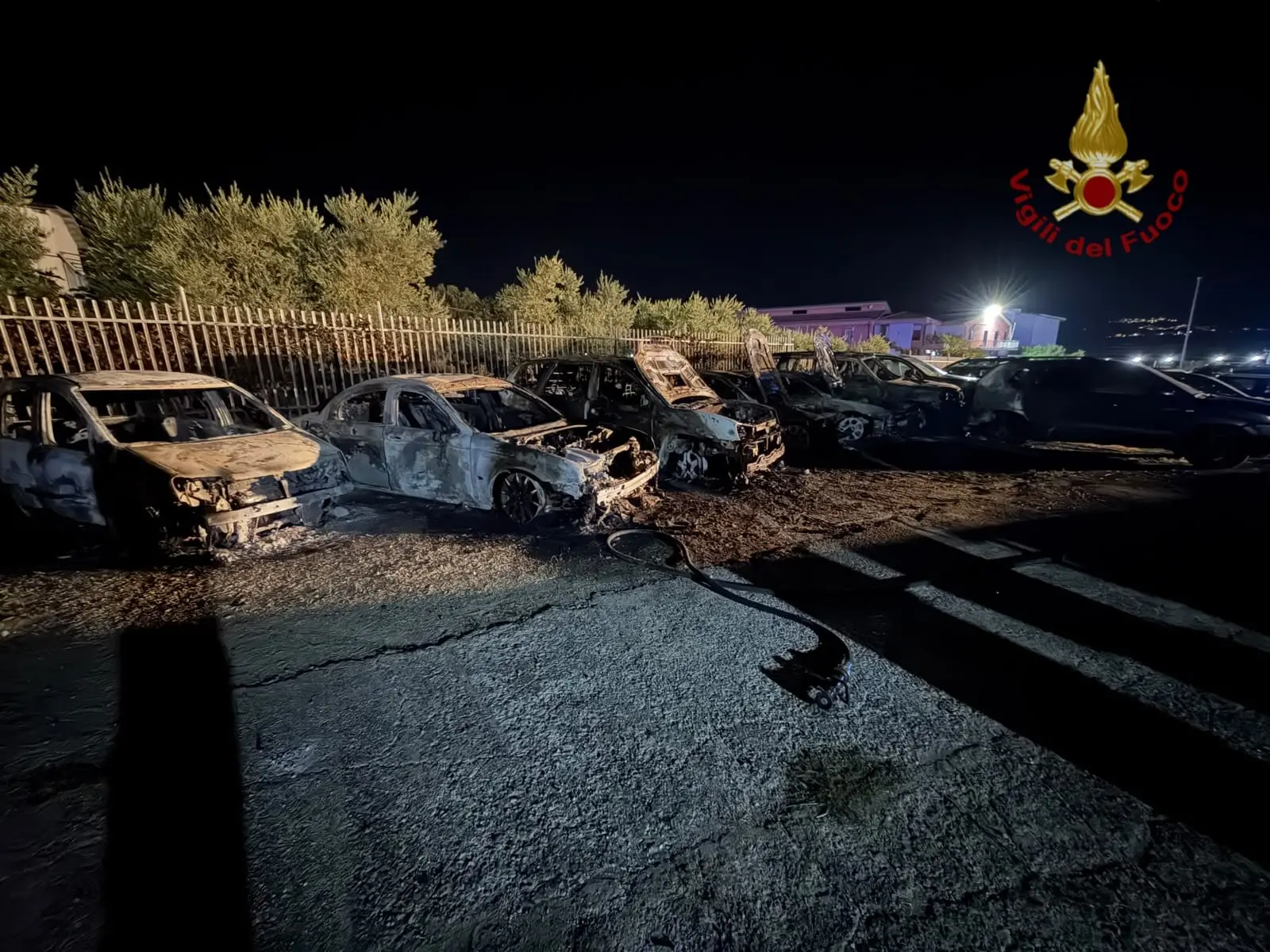 Fiamme nel piazzale di una concessionaria a Tarsia: distrutte dieci auto\n