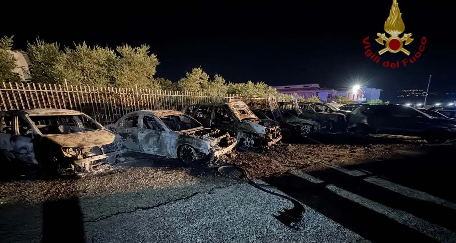 Incendio nella notte distrugge dieci auto in una concessionaria a Tarsia, indagini in corso\n\n\n
