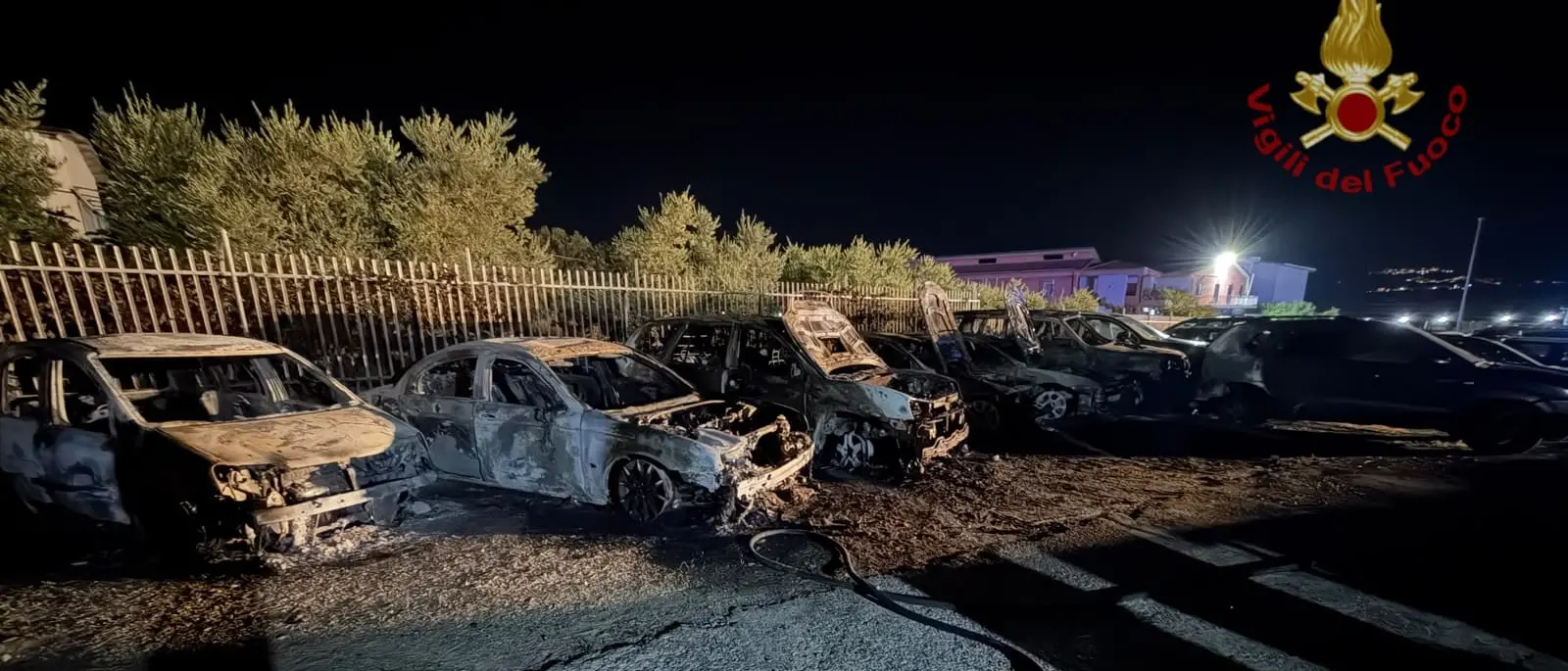 Incendio nella notte distrugge dieci auto in una concessionaria a Tarsia, indagini in corso\n\n\n