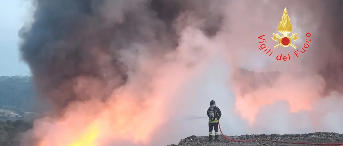 Incendio nella discarica di Pianopoli, Legambiente chiede indagini sulle cause e monitoraggi su aria e suolo\n