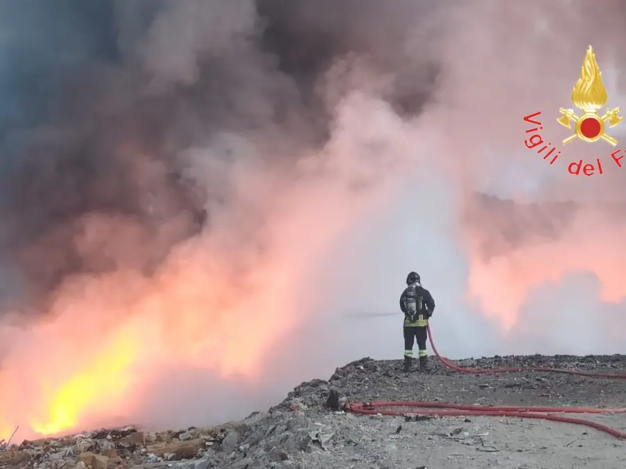 Brucia da ore la discarica di Pianopoli, densa colonna di fumo nero sulle colline del Lametino