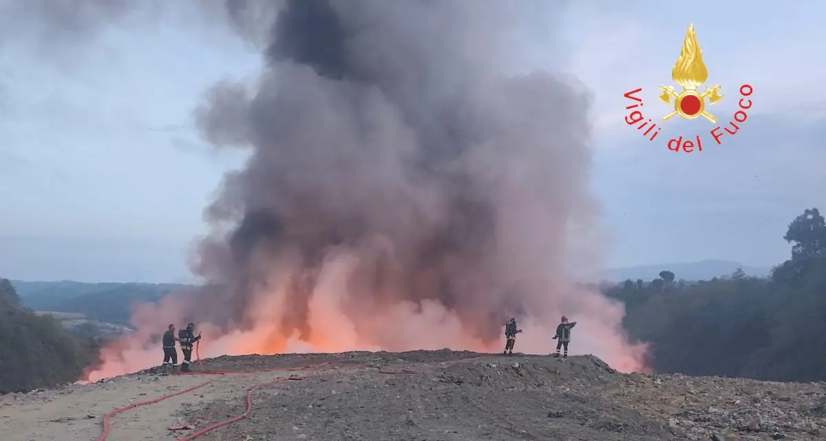 Incendio nella discarica di Pianopoli