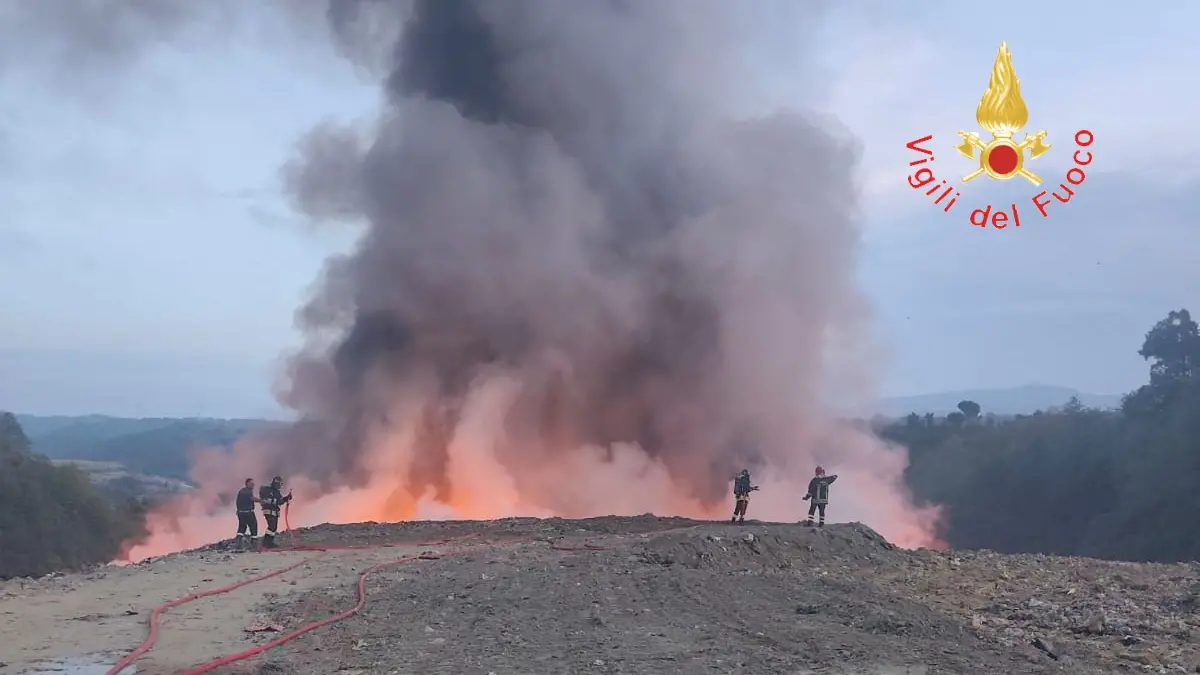 Incendio nella discarica di Pianopoli