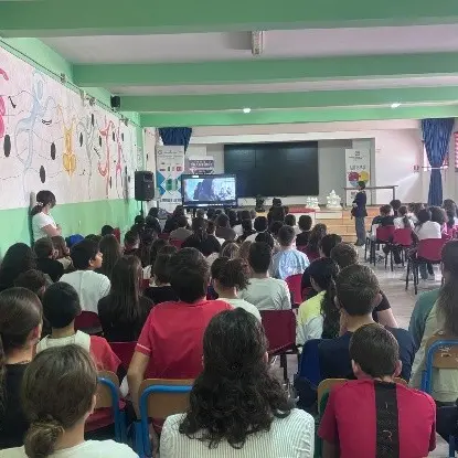 Cittanova, la Polizia Postale incontra 272 studenti per contrastare il cyberbullismo: nelle scuole arriva la campagna “Una Vita da Social – Action Week”\n