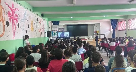 Cittanova, la Polizia Postale incontra 272 studenti per contrastare il cyberbullismo: nelle scuole arriva la campagna “Una Vita da Social – Action Week”\n