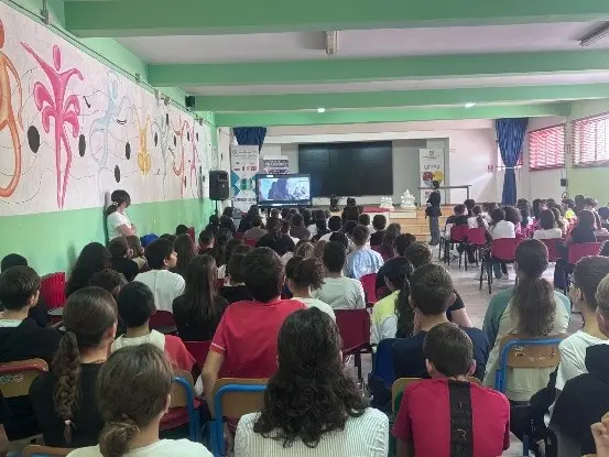 Cittanova, la Polizia Postale incontra 272 studenti per contrastare il cyberbullismo: nelle scuole arriva la campagna “Una Vita da Social – Action Week”\n