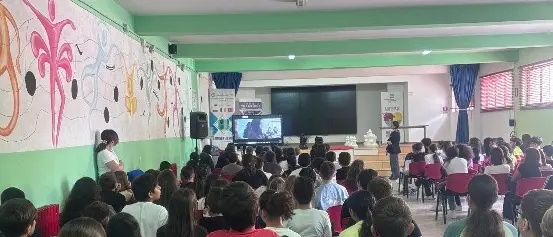 Cittanova, la Polizia Postale incontra 272 studenti per contrastare il cyberbullismo: nelle scuole arriva la campagna “Una Vita da Social – Action Week”\n