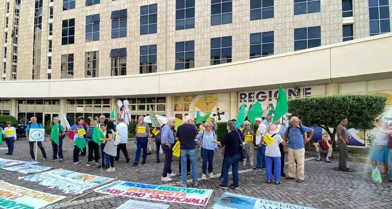 Impianto eolico nelle Serre, la protesta arriva alla Cittadella regionale\n