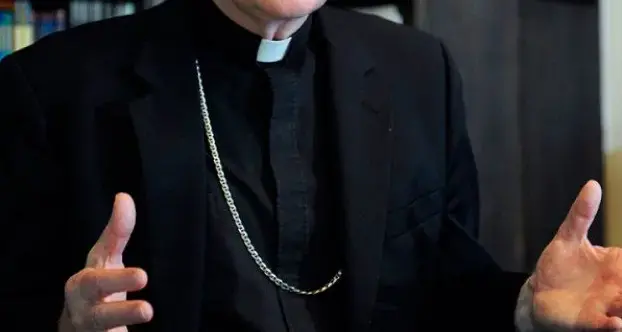 <p>Locri, la <span style=\"color:hsl(0, 75%, 60%);\">Procura chiarisce sul sacerdote</span>: «Nessun provvedimento restrittivo»</p>