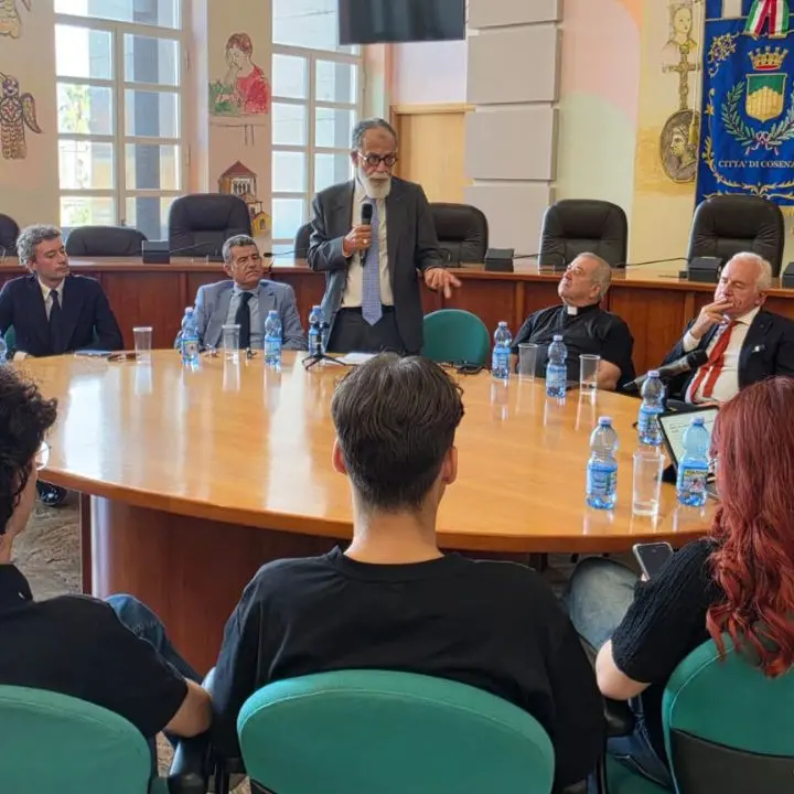 Cosenza, Ruotolo, Tarquinio e Checchinato incontrano i giovani per discutere di pace ed Europa\n