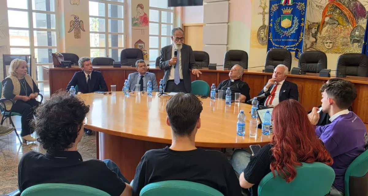 Cosenza, Ruotolo, Tarquinio e Checchinato incontrano i giovani per discutere di pace ed Europa\n