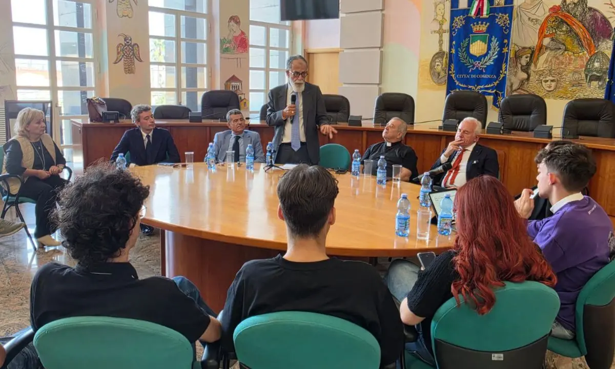Cosenza, Ruotolo, Tarquinio e Checchinato incontrano i giovani per discutere di pace ed Europa\n