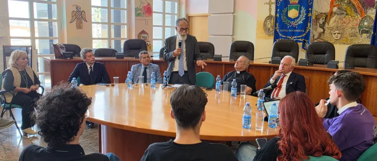 Cosenza, Ruotolo, Tarquinio e Checchinato incontrano i giovani per discutere di pace ed Europa\n
