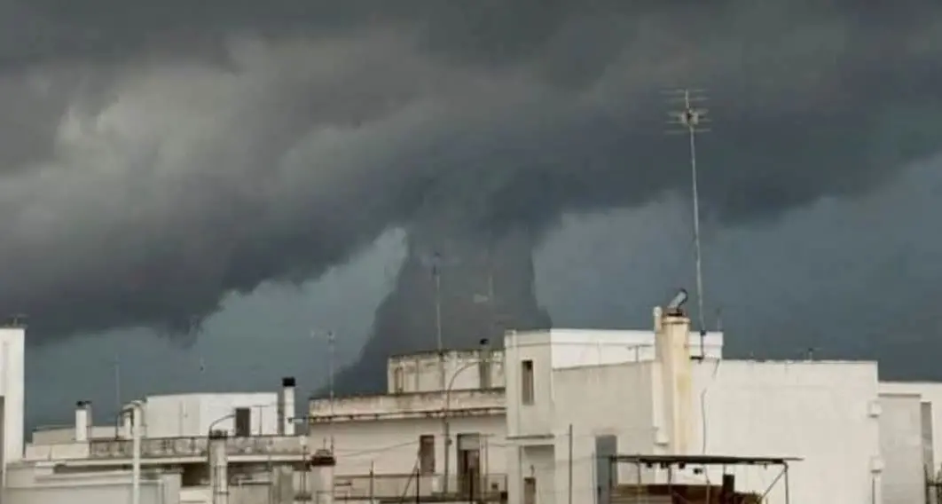 Tornado in Sicilia con danni e feriti, in Calabria cresce l’attenzione per l’allerta arancione: cosa può succedere