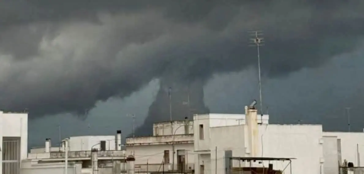 Tornado in Sicilia con danni e feriti, in Calabria cresce l’attenzione per l’allerta arancione: cosa può succedere