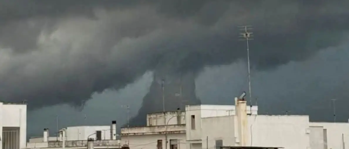 Tornado in Sicilia con danni e feriti, in Calabria cresce l’attenzione per l’allerta arancione: cosa può succedere