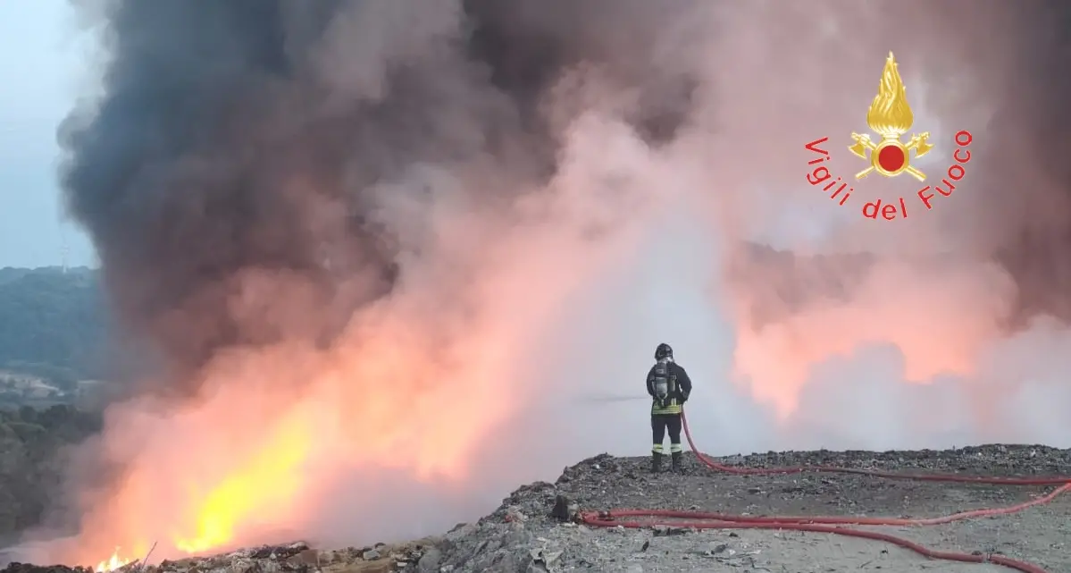 Incendio alla discarica di Pianopoli, Montuoro: «Massima attenzione, Arpacal operativa con monitoraggi specialistici»\n
