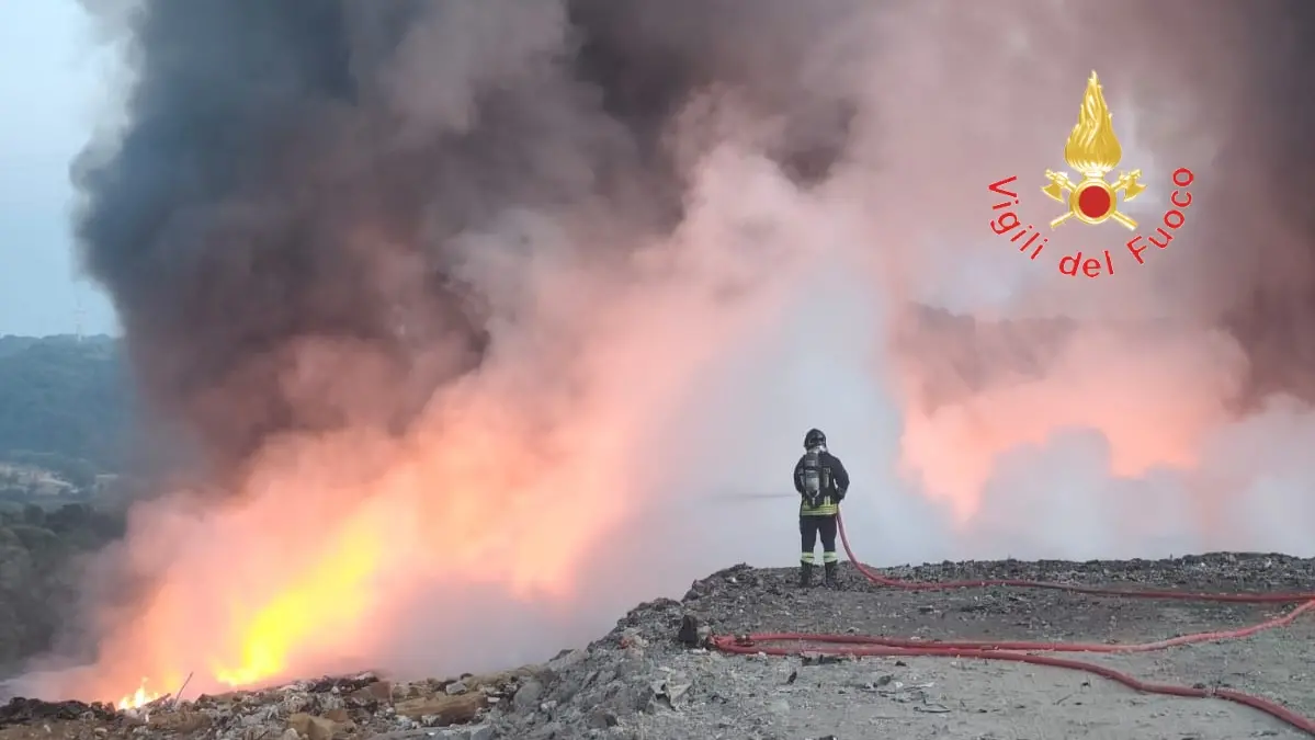 Incendio alla discarica di Pianopoli, Montuoro: «Massima attenzione, Arpacal operativa con monitoraggi specialistici»\n