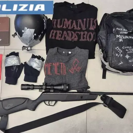 Allude a violenze a scuola e atti di terrorismo, denunciato un 14 enne: in casa svastiche e un giubbotto antiproiettile\n