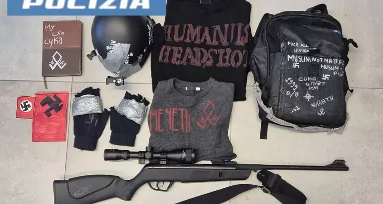 Allude a violenze a scuola e atti di terrorismo, denunciato un 14 enne: in casa svastiche e un giubbotto antiproiettile\n