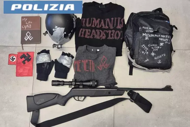 Allude a violenze a scuola e atti di terrorismo, denunciato un 14 enne: in casa svastiche e un giubbotto antiproiettile\n