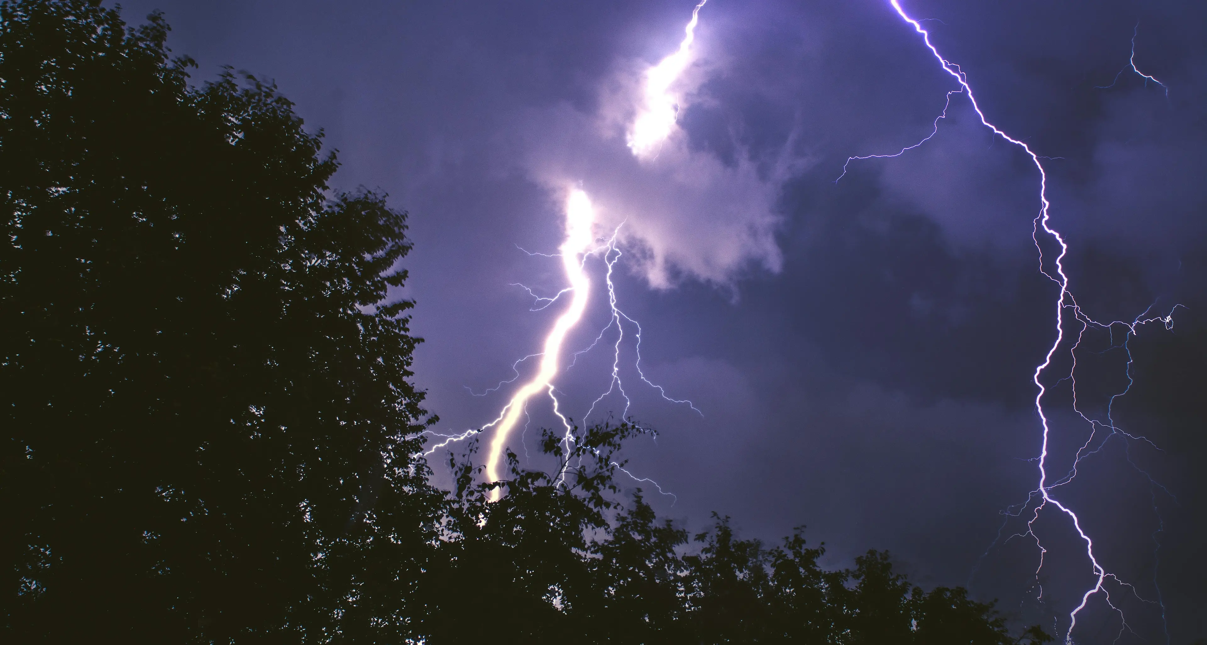 Meteo, notte di tempesta in Calabria: fulmini e nubifragio sul Catanzarese. Nel pomeriggio nuova ondata di temporali\n