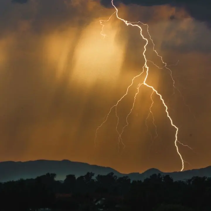 Allerta arancione, in Calabria notte di fulmini e l’assedio dei temporali: tregua nelle prossime ore, poi nuove piogge\n