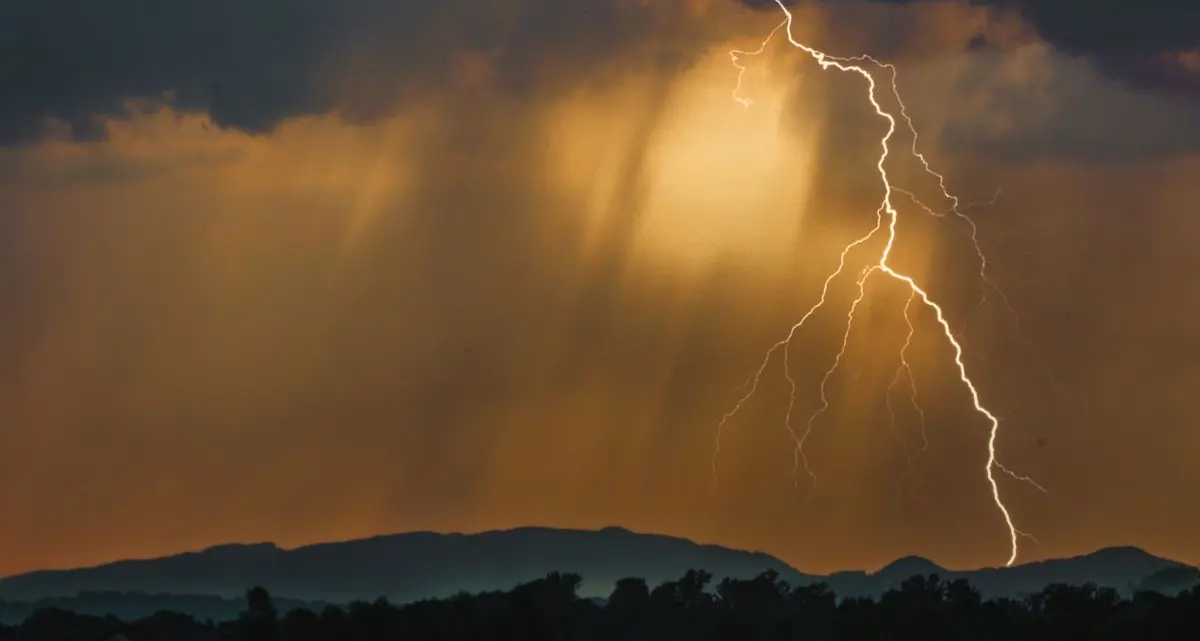 Allerta arancione, in Calabria notte di fulmini e l’assedio dei temporali: tregua nelle prossime ore, poi nuove piogge\n