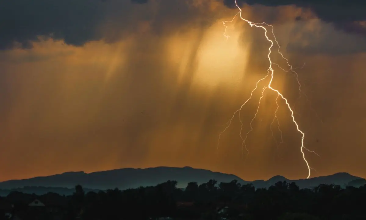 Allerta arancione, in Calabria notte di fulmini e l’assedio dei temporali: tregua nelle prossime ore, poi nuove piogge\n