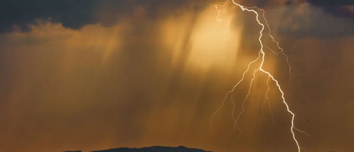 Allerta arancione, in Calabria notte di fulmini e l’assedio dei temporali: tregua nelle prossime ore, poi nuove piogge\n