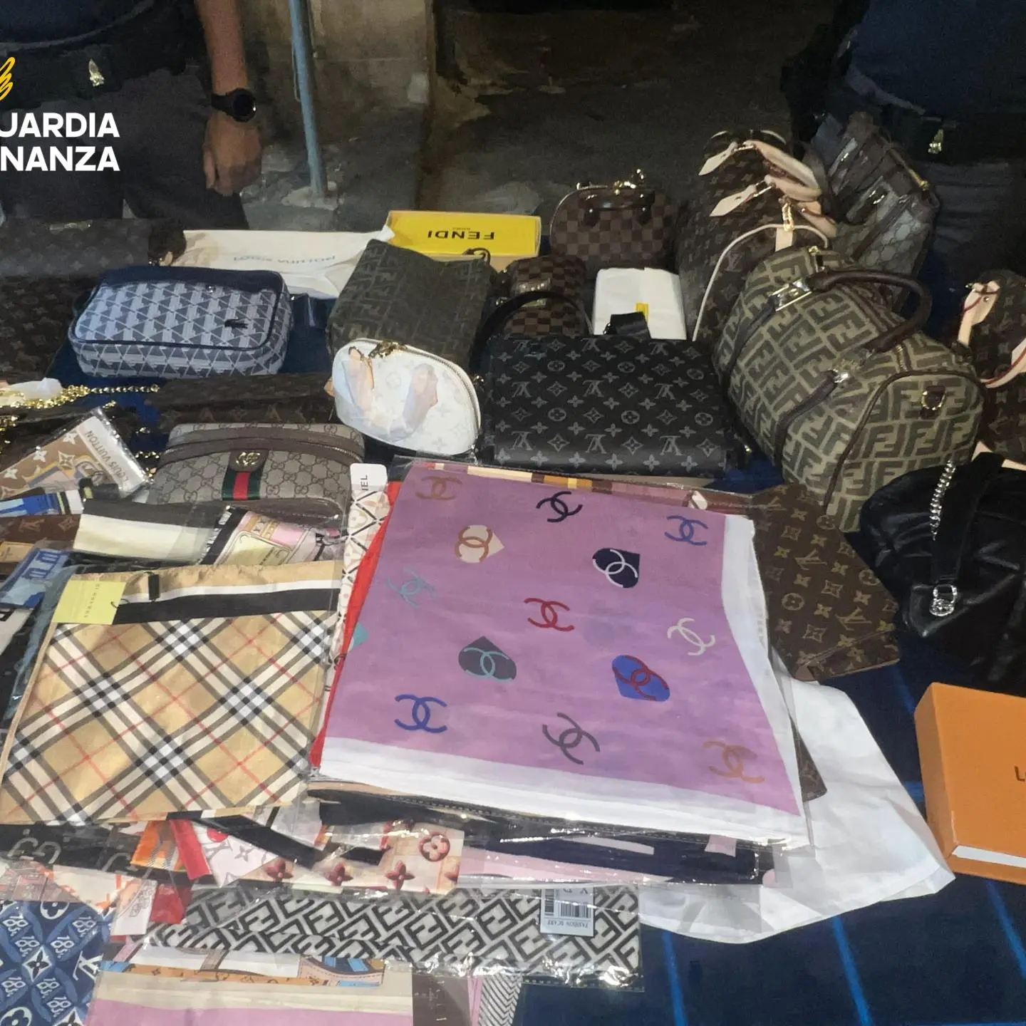 <p>Vibo Valentia, borse con marchi di lusso taroccati durante la festa per la Madonna del Rosario: la Gdf ne sequestra 100</p>
