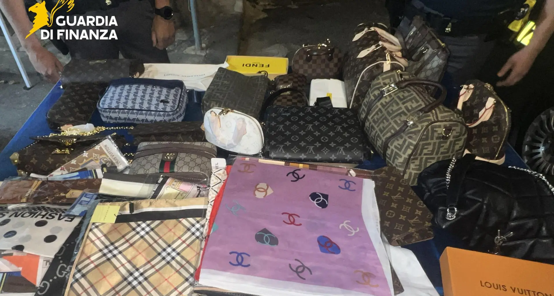 <p>Vibo Valentia, borse con marchi di lusso taroccati durante la festa per la Madonna del Rosario: la Gdf ne sequestra 100</p>