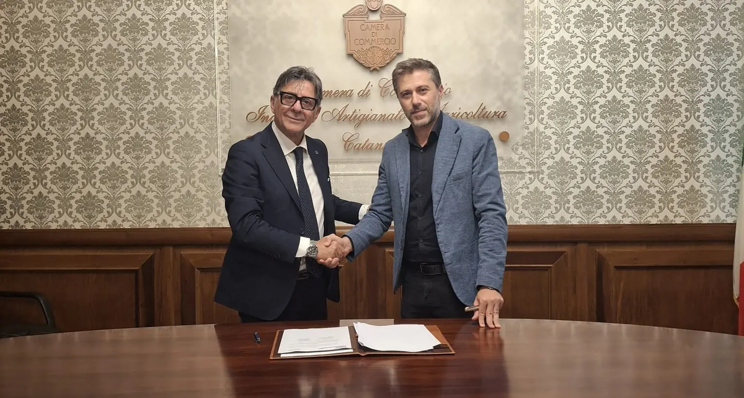 Nasce «ISOLA VENTIDUE»: accordo tra Amc\u00A0e Camera di Commercio per sostenere il commercio e la mobilità nel centro storico di Catanzaro\n