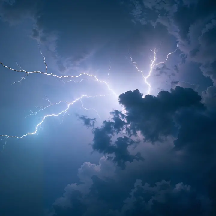<p>Allerta arancione, notte di fulmini e temporali: tregua nelle prossime ore, poi nuove piogge</p>
