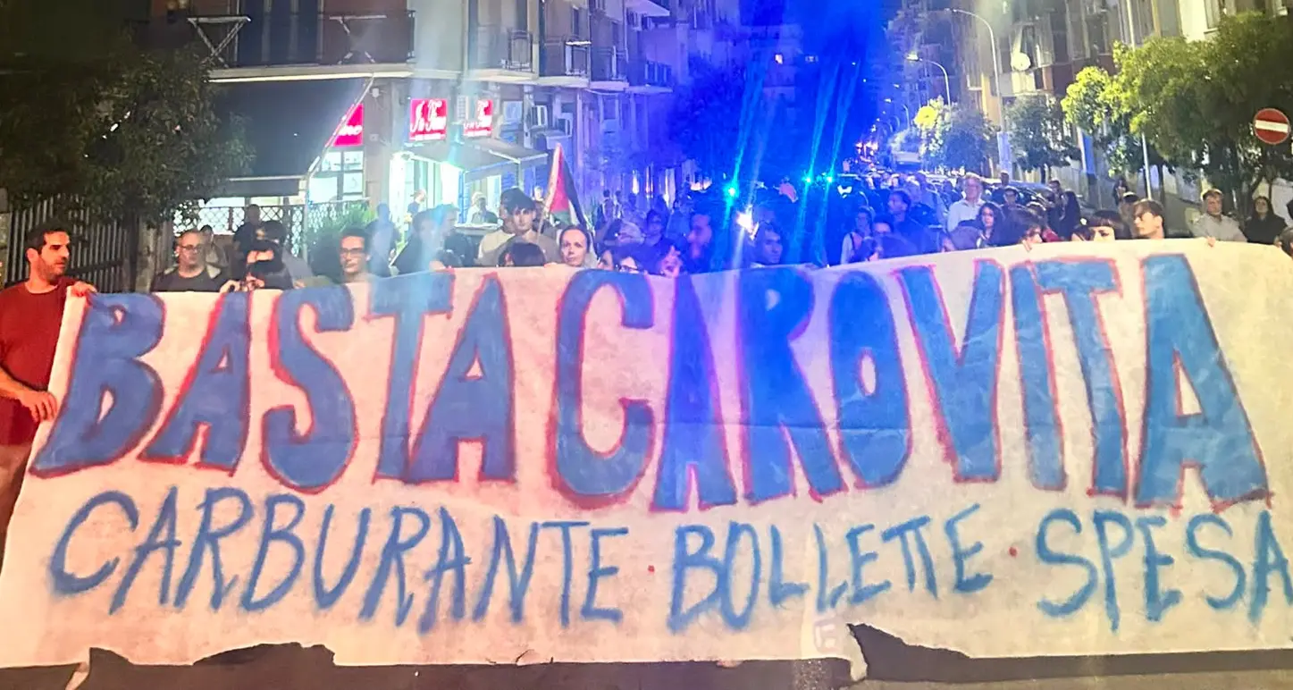 «Non riusciamo più a campare»: Cosenza protesta contro il carovita\u00A0\n