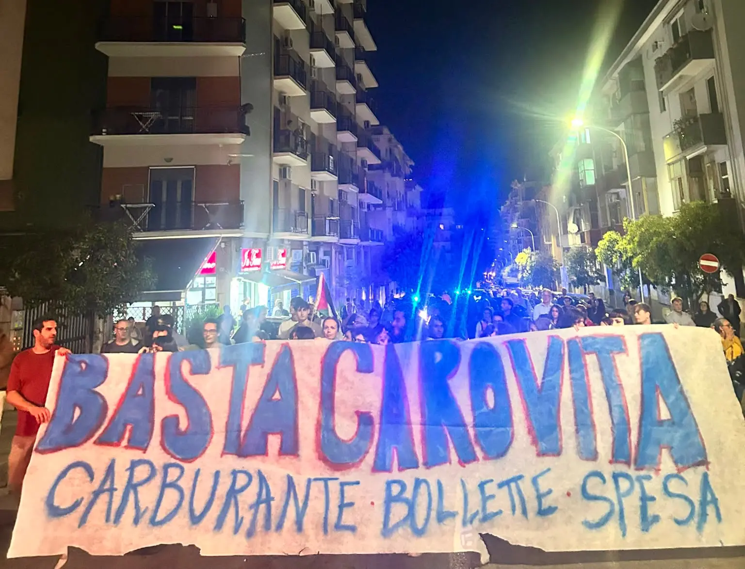 «Non riusciamo più a campare»: Cosenza protesta contro il carovita\u00A0\n