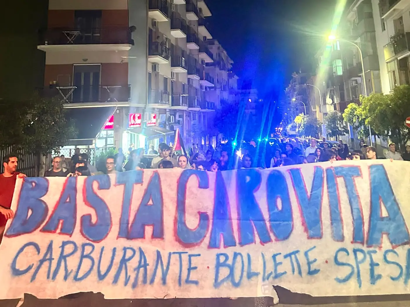 «Non riusciamo più a campare»: Cosenza protesta contro il carovita | VIDEO
