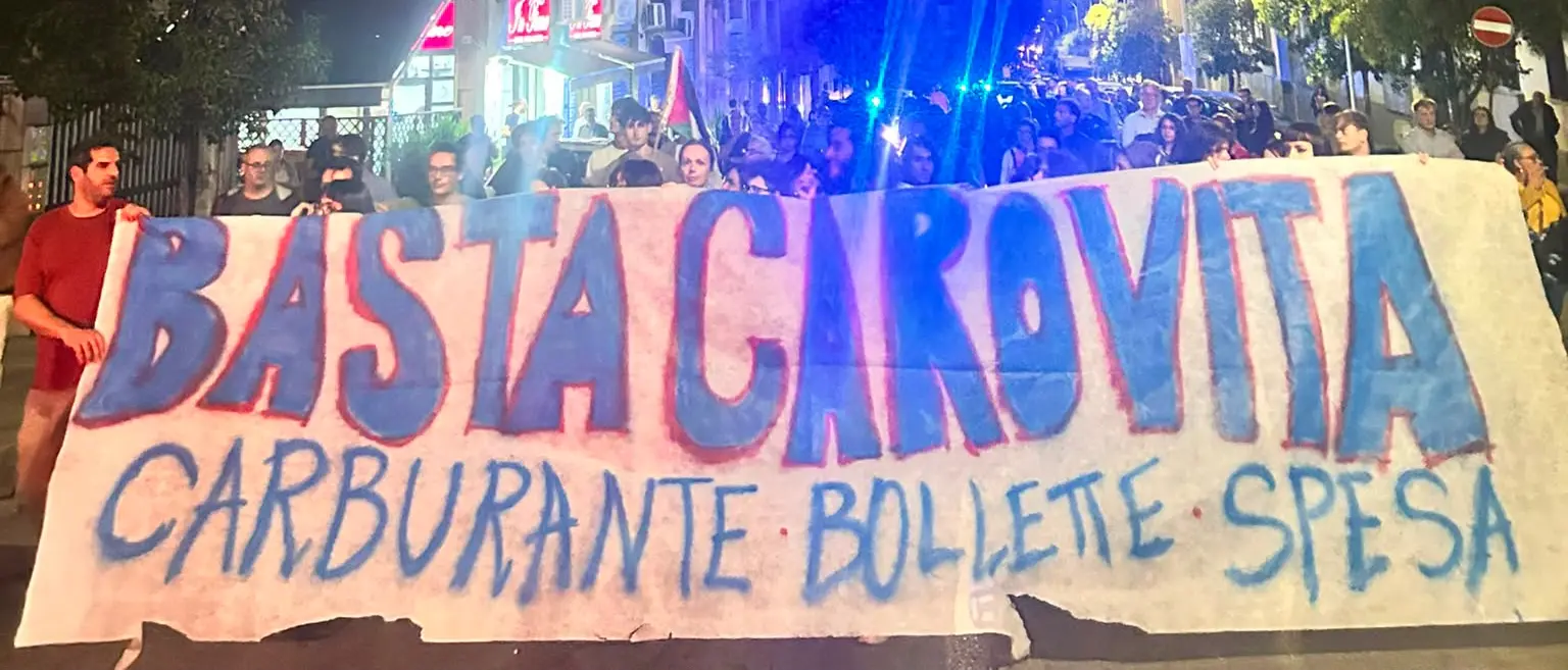 «Non riusciamo più a campare»: Cosenza protesta contro il carovita\u00A0\n