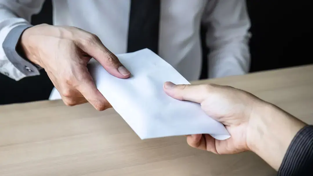 <p>Inchiesta sulle <span style=\"color:hsl(0, 75%, 60%);\">mazzette per appalti sanitari </span>da oltre 3 milioni tra Crotone e Lamezia: 13 indagati per corruzione – NOMI</p>
