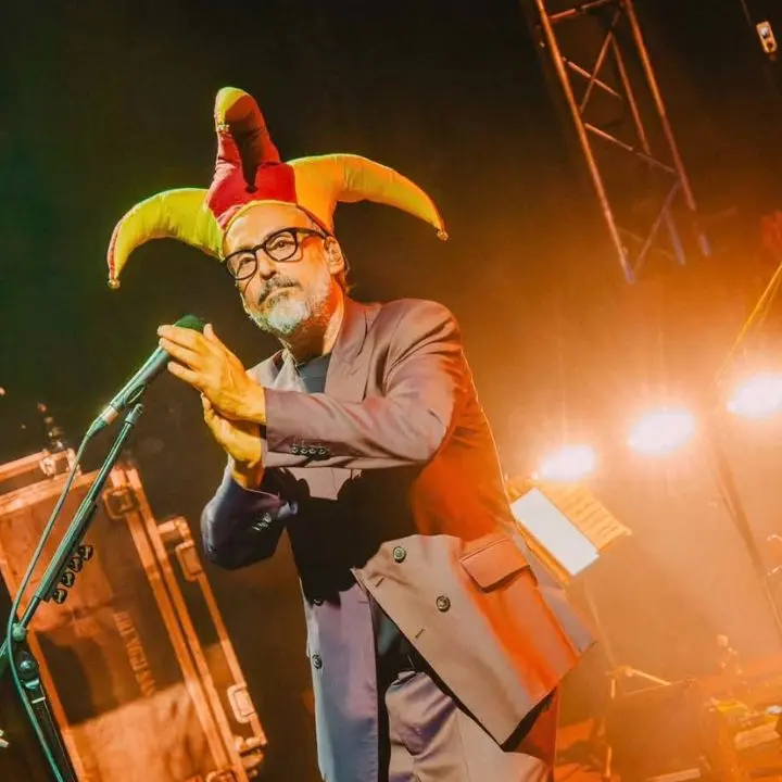 Brunori Sas si racconta tra canzoni,\u00A0stand-up comedy e crisi di mezza età. E Gaza entra nello show\n