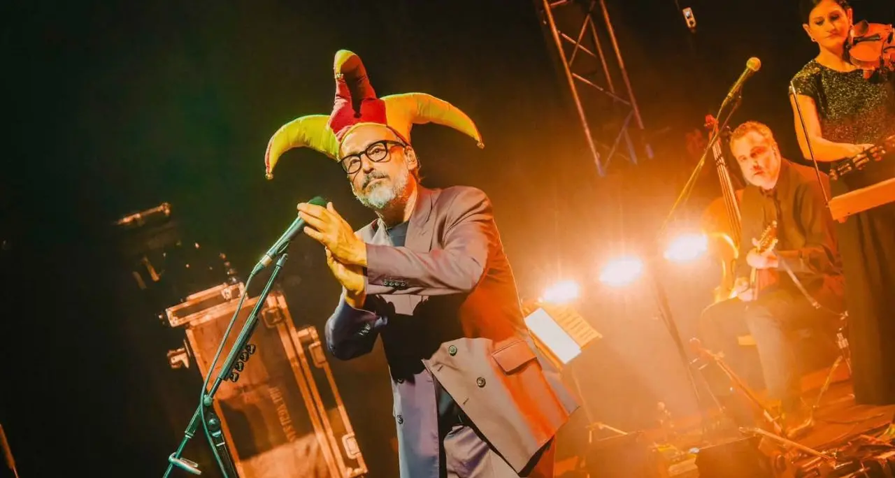 Brunori Sas si racconta tra canzoni,\u00A0stand-up comedy e crisi di mezza età. E Gaza entra nello show\n